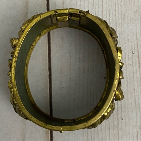 Vintage Goldtone Floral Cuff Bracelet - Picture 14 of 15